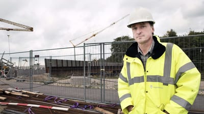 Erik Stoklund Larsen, projektdirekt&oslash;r i Vejdirektoratet, har hvert &aring;r f&aring;et en bonus p&aring; knap 85.000 kroner, mens han har haft ansvaret for den udsk&aelig;ldte Storstr&oslash;msbro.
