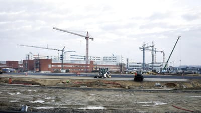 Der er planlagt megabyggerier for 64 milliarder kroner over de n&aelig;ste 10 &aring;r - langt det meste skal bygges af udenlandske firmaer.