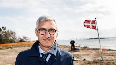 Silvio Fascio st&aring;r i spidsen for det italienske konsortium, der skal bygge den nye Storstr&oslash;msbro. I baggrunden anes den gamle bro, der skal rives ned.