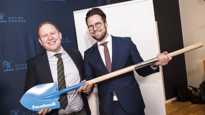 Odenses borgmester Peter Rahb&aelig;k Juel (th.) havde fundet det store smil frem, da det i 2017 blev annonceret, at Facebook kom til byen. Smilet er siden stivnet lidt efter en r&aelig;kke sager om underbetaling og skattesnyd p&aring; Facebooks byggeri.