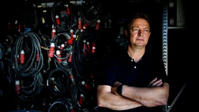 Enelco er en af Lolland-Falsters f&oslash;rende el-virksomheder, og direkt&oslash;r Lars S&oslash;rensen er &aelig;rgerlig over, at de store ordrer p&aring; Storstr&oslash;msbroen g&aring;r til italienske firmaer.
