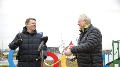 Fredericias borgmester, Jacob Bjerregaard (S), var med til at klippe b&aring;ndet og markere &aring;bningen af Googles f&oslash;rste datacenter p&aring; dansk grund. Til h&oslash;jre ses Arni Jonsson, der er ansvarlig for datacentret i Taulov ved Fredericia. 
