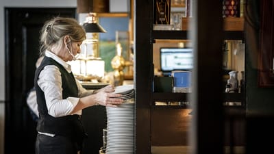Antallet af l&oslash;nmodtagere steg i september for ottende m&aring;ned i tr&aelig;k. Det er blandt andet p&aring; hoteller og restauranter, at flere er kommet i job. (Arkivfoto).