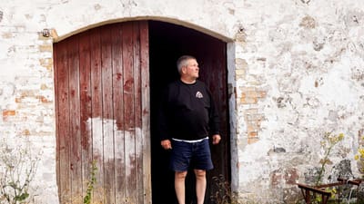 - Slidgigten var tiltagende, og min l&aelig;ge mente absolut ikke, at jeg kunne forts&aelig;tte mit arbejde, fort&aelig;ller Brian Olsen om sit helbred.