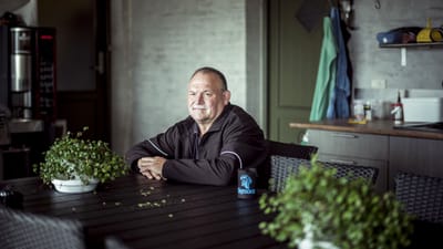 Han havde egentlig set frem til, at han snart skulle p&aring; fire-dages-uge. I stedet skal han ud og finde noget andet arbejde efter 42 &aring;r p&aring; samme arbejdsplads. Arne Juhl - som lagde navn til Socialdemokraternes Arne-pension - mister jobbet p&aring; sin arbejdsplads gennem over 42 &aring;r.