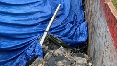Kun f&aring; meter fra legende b&oslash;rn og beboelsesejendomme blev store m&aelig;ngder asbestplader kn&aelig;kket af et tag, kylet ind i en sliske og ned i en container, der ikke var ordentligt d&aelig;kket af. Nu m&aring; nedrivningsfirmaet betale et sekscifret bel&oslash;b for at rydde op p&aring; grunden.