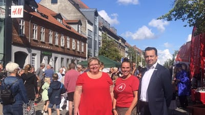 Socialdemokraten Dorthe Hindborg (i midten) er med sin baggrund som fagl&aelig;rt i undertal, n&aring;r kandidaterne er ude at f&oslash;re valgkamp for at komme i Folketinget.