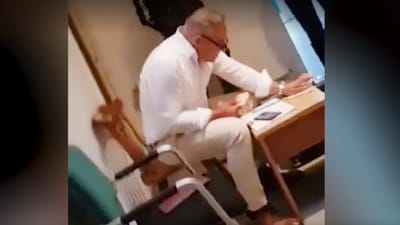 I en videooptagelse kan man se byggebossen Osman Celik, der betaler sine ansatte i kontanter. Han afviser selv, at der skulle v&aelig;re sort &oslash;konomi i hans virksomheder.