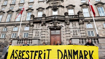 Der er fortsat virksomheder, som ikke anmelder asbestarbejde. Derfor er der fortsat meget asbestarbejde, som undgår Arbejdstilsynet kontrol, oplyser tilsynet til Fagbladet 3F. På billedet ses en gruppe tømrere fra 3F, der udtrykker deres bekymring og ønske om et asbestfri Danmark forud for et samråd i Folketinget i 2022.