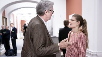 SF's arbejdsmarkedsordf&oslash;rer Karsten H&oslash;nge (tv) vil have besk&aelig;ftigelsesminister Ane Halsboe-J&oslash;rgensen (S) til at lave en stor, endegyldig plan mod asbest.  