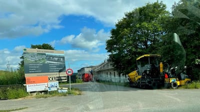 Kun få meter fra legende børn og beboelsesejendomme har en sydsjællandsk virksomhed fjernet store mængder tagplader med asbest. Uden at skærme af og sætte advarselsskilte op.