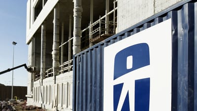 Gencay Celik er igen p&aring; spil i den danske byggebranche, efter han har f&aring;et kontrakt p&aring; opf&oslash;relsen af store domiciler til Nykredit og AP Pension i K&oslash;benhavns Nordhavn. Det er den danske byggegigant MT H&oslash;jgaard, som har &aring;bnet portene p&aring; for Gencay Celik. 