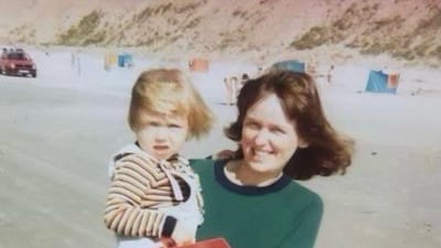 Mette Frederiksen som barn sammen med sin mor, Anette Frederiksen.