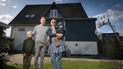 Familien Schou Andersen blev ramt af asbestforurening fra genboens tag.
