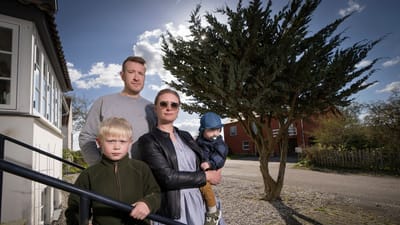 Den &oslash;stjyske b&oslash;rnefamilie Schou Andersen blev udsat for asbestforurening, da to amat&oslash;rh&aring;ndv&aelig;rkere spulede genboens asbesttag med en h&oslash;jtryksrenser. De to m&aelig;nd fik hver en b&oslash;de i byretten for det ulovlige arbejde.   