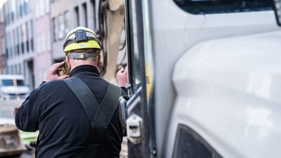 Antallet af personer, der f&aring;r Arne-pension, stiger stadig - men langsomt. Og langsommere, end politikerne havde ventet. Det kan skyldes, at der er s&aring; stor eftersp&oslash;rgsel p&aring; arbejdskraft, mener b&aring;de 3F og Dansk Industri.