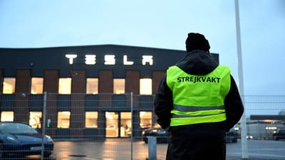 Svensk strejkevagt udenfor et Tesla-værksted i Stockholm, da strejken begyndte 27. oktober.