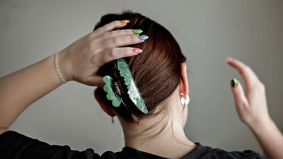 Efter oplevelsen i t&oslash;mrervirksomheden har Sofie f&aring;et lavet negle. Det er en slags protest mod mandeh&oslash;rmen i branchen, siger hun selv &ndash; og fort&aelig;ller, at hun uden problemer kan arbejde med dem.