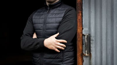 Den unge mandlige l&aelig;rling Thomas vidste ikke, hvordan han skulle f&aring; sin chef til at stoppe med at komme med seksuelle bem&aelig;rkninger. Nu har han forladt faget helt.