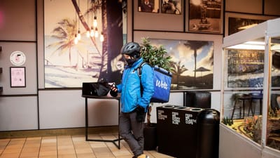 Snart bliver det sv&aelig;rere for Wolt og andre platformsvirkomheder at hyre deres bude ind som "falske selvst&aelig;ndige".