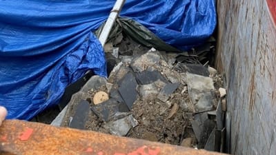 Store m&aelig;ngder asbestplader fra et tag er her kylet ned i en container, der ikke er ordentligt d&aelig;kket af. Sagen har intet med TV 2-dokumentaren "Den Sorte Svane" at g&oslash;re, men endte med at koste et nedrivningsfirma over en kvart million kroner.