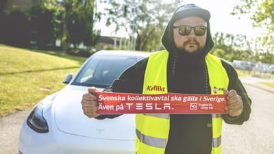 Mekanikeren Janis Kuzma k&oslash;rer selv en Tesla. - De producerer nogle fine biler, men den m&aring;de, de behandler deres medarbejdere p&aring;, har &aelig;ndret mit syn, siger han.