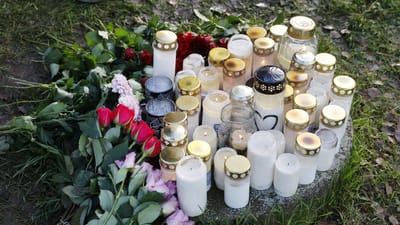 HARM&Aring;NGER, SVERIGE 20250920 Blommor och t&auml;nda ljus utanf&ouml;r huset d&auml;r en ambulanssjukv&aring;rdare blev d&ouml;dad i tj&auml;nsten i Harm&aring;nger i Nordanstig kommun p&aring; l&ouml;rdagen. Foto: Mats Andersson / TT / kod 62210. (Foto: 62210 Mats Andersson/TT/Ritzau Scanpix)