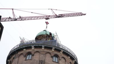 Kuplen p&aring; Rundet&aring;rn hejses ned i et stykke og med kran, i K&oslash;benhavn, mandag den 12. januar 2026. Det ut&aelig;tte kobbertag blev opdaget i 2024 og siden da har restaureringsprojektet v&aelig;ret planlagt. Kulturinstitutionen Rundetaarn forventer at kunne bemande teleskopet og byde g&aelig;ster velkommen i Observatoriet igen til efter&aring;ret,