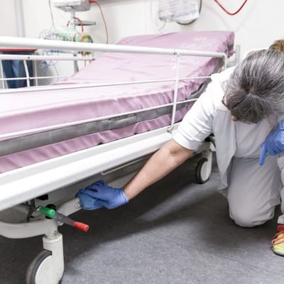 Kvinder har i høj grad hårde arbejdsliv, endda hårdere end mænd, mener en arbejdsforsker. Derfor er det overraskende, at der ikke er et flertal af kvinder, som har søgt om tidlig pension.