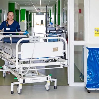 Serviceassistenter er en af de personalegrupper, der har natarbejde. Det kan have konsekvenser for kvindernes helbred, og nu vil nyt forskningsprojekt undersøge hvordan.