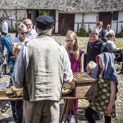 Til Kristeligt Dagblad. Til en sommerserie om levendegjorte museer - Den Fynske landsby. Biholder Mogens Rasmussen