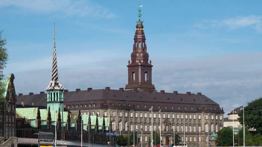 Grundlovsdag er grundlaget for Danmarks Folketing, valgretsalderen og kvinders valgret.