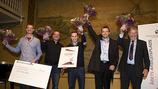 Carl Hansen & S&oslash;n blev &Aring;rets Arbejdsplads 2012. Fra venstre mod h&oslash;jre er det tillidsrepr&aelig;sentant Kim Warn, tillidsrepr&aelig;sentant Jan Holm S&oslash;rensen, m&oslash;belsnedker og indstiller S&oslash;ren Marcussen, produktionschef Morten Wamberg og direkt&oslash;r og ejer Knud 