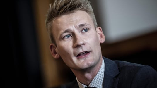 B&aring;de Enhedslisten og Dansk Folkeparti har kr&aelig;vet en folkeafstemning om Danmarks fremtidige medlemskab. F&oslash;rstn&aelig;vnte har parkeret kravet, mens sidstn&aelig;vnte holder fast if&oslash;lge spidskandidat Peter Kofod (DF).