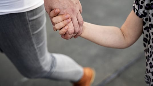 Medarbejdere m&aring; bruge afspadsering, ferie eller holde fri uden l&oslash;n, hvis de bliver n&oslash;dt til at holde deres b&oslash;rn hjemme under corona-pandemien. Det oplyser en r&aelig;kke store virksomheder.