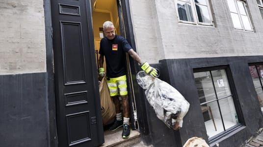 I de gamle k&oslash;benhavnske g&aring;rde og opgange er der ikke meget plads, n&aring;r skraldem&aelig;ndene skal hente de mange forskellige typer husholdningsaffald.