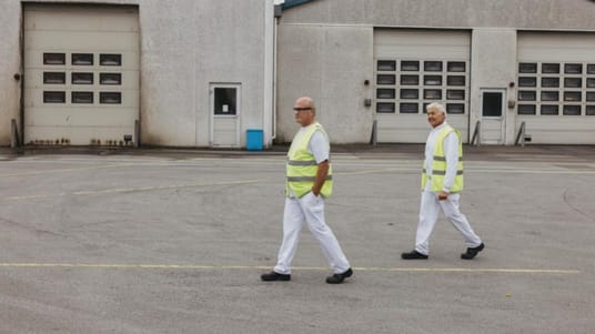 Bjarne Bertelsen Pedersen er en af dem, der kunne få tidlig pension fra nytår. Her ses han (bagerst) sammen med tillidsrepræsentant Steen Nielsen, da Fagbladet besøgte dem i efteråret på mejeriet Akafa (Arla) i Svenstrup. Du kunne blandt andet læse om Bjarne i Fagbladet nr. 7.