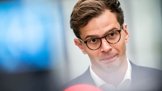 I et Facebook-opslag s&oslash;ndag aften skriver formanden for Liberal Alliance, Alex Vanopslagh, at r&oslash;de og bl&aring; partier godt kan samarbejde om politiske aftaler uden at sidde i regering sammen. Indtil videre er LA stadig med i regeringsforhandlingerne, selv om de if&oslash;lge Vanopslagh ikke har v&aelig;ret inviteret til m&oslash;de i en uge. (Arkivfoto).
