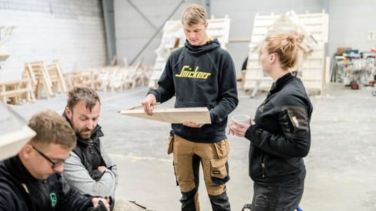 Kommuner, regioner og staten kan stadig kr&aelig;ve, at danske l&aelig;rlinge med specifikke fag skal uddannes p&aring; deres byggepladser, mener erhvervsministeren.
