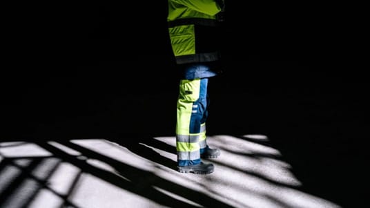 Udl&aelig;ndinge p&aring; danske byggepladser bliver med vilje isoleret fra at snakke med danske kollegaer for at sikre, at de ikke l&aelig;rer, at de har rettigheder, fremg&aring;r det af en ny rapport.