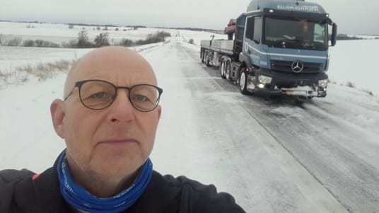 Kurt Larsen holder p&aring; landevejen mellem R&oslash;nde og Randers i &Oslash;stjylland. 