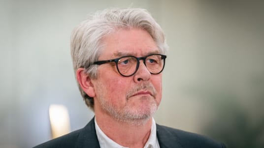 Arbejdsmarkeds- og besk&aelig;ftigelsesordf&oslash;rer Karsten H&oslash;nge (SF) har sammen med ungdomsuddannelsesordf&oslash;rer Astrid Car&oslash;e (SF) indkaldt to ministre til samr&aring;d om sexchikane p&aring; l&aelig;repladser. 
