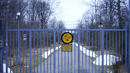 Exteriør af den lukkede ammunitionsfabrik Denex, også kaldet "Krudten", i Elling, torsdag den 16. marts 2023. Ammunitionsfabrikken var indtil 2008 ejet af det danske forsvar. Her blev den solgt til den spanske koncern Expal. På fabrikken i Elling destruerede den spanske virksomhed gammel ammunition og producerede såkaldt lav-kaliber ammunition. Efter flere år med underskud valgte de spanske ejere i 2020 at lukke fabrikken, som på det tidspunkt beskæftigede 63 mand. På grund af krigen i Ukraine overvejer regeringen at få ammunitionsfabrikken genåbnet.. (Foto: Bo Amstrup/Ritzau Scanpix)