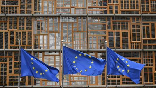 Den Europ&aelig;iske Unions flag uden for Europa-bygningen.