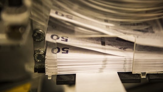 Nationalbanken i anledning af at den interne produktion af sedler og mønter ophører ved udgangen af 2016. 50-kronesedler bliver trykt. (Foto: Ólafur Steinar Gestsson/Scanpix 2016)