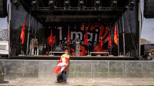 Tale i F&aelig;lledparken under markeringen af Arbejdernes Internationale Kampdag, 2023.