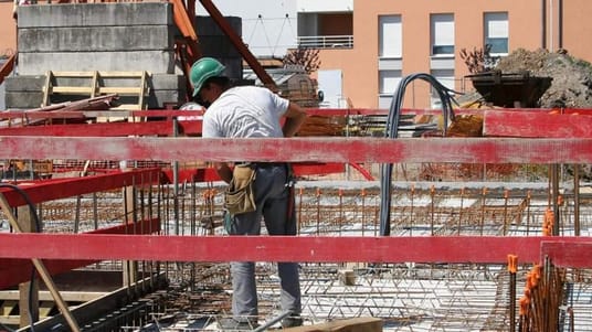 - Der findes et normalt arbejdsmarked med rettigheder og et parallelt, hvor migrantarbejdere ikke er sikret de samme forhold, siger sociolog Anders Ejrn&aelig;s. 