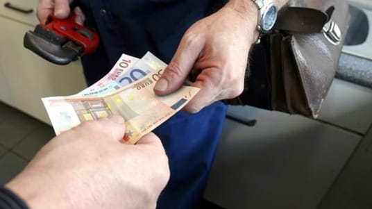 Slut med kontanter for h&aring;ndv&aelig;rkerregninger over 10.000 kroner. Et nyt forslag skal stoppe k&oslash;b af sort arbejde.