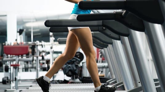 Fitness har overhalet h&aring;ndbold og gymnastik som danskernes foretrukne motionsform. Men ul&oslash;nnet instrukt&oslash;rarbejde m&aring; ikke finde sted i fitnessklubben, hvis man er efterl&oslash;nner, mener Ankestyrelsen.