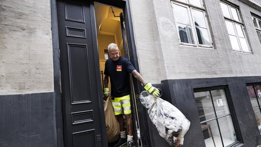 I de gamle k&oslash;benhavnske g&aring;rde og opgange er der ikke meget plads, n&aring;r skraldem&aelig;ndene skal hente de mange forskellige typer husholdningsaffald.